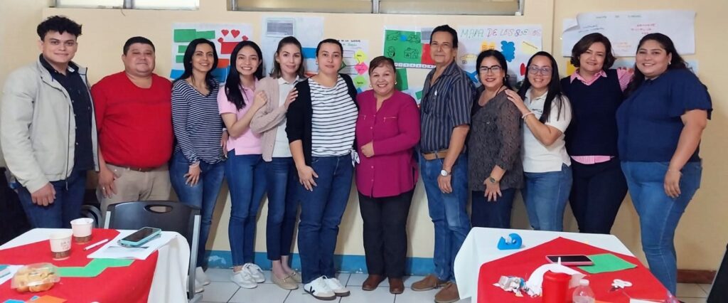 Grupo de participantes con el mapa de sus metas y sueños 2025.